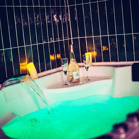 Love Room Du Mont D'Or - Baignoire Spa - Minibar Offert Марсель Экстерьер фото