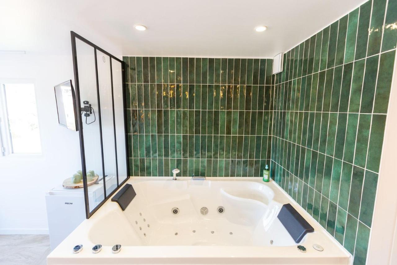 Love Room Du Mont D'Or - Baignoire Spa - Minibar Offert Марсель Экстерьер фото