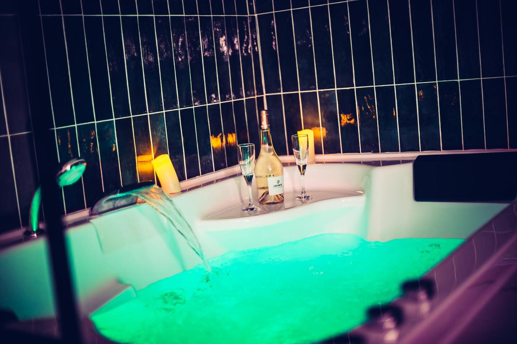 Love Room Du Mont D'Or - Baignoire Spa - Minibar Offert Марсель Экстерьер фото