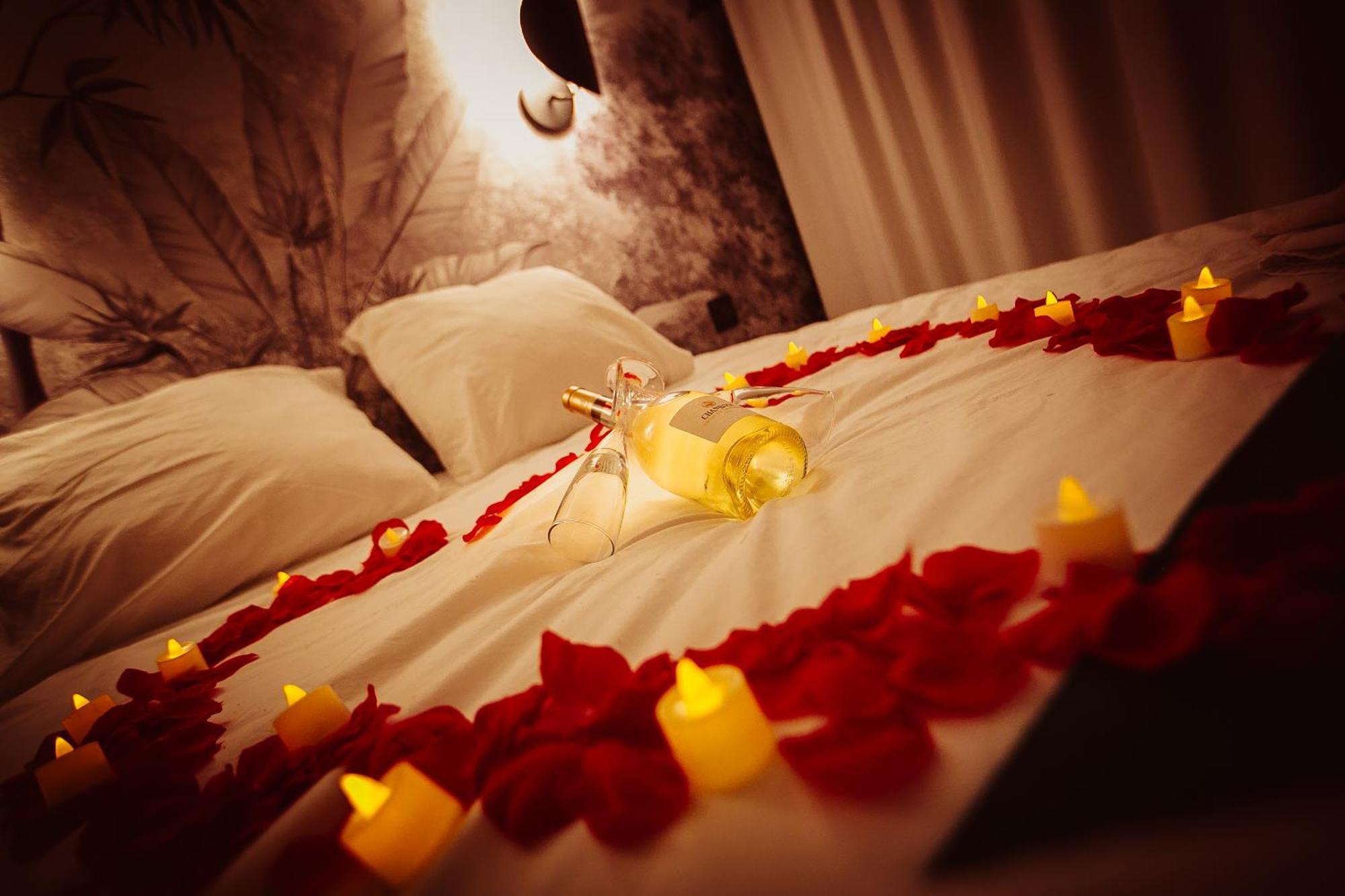 Love Room Du Mont D'Or - Baignoire Spa - Minibar Offert Марсель Экстерьер фото